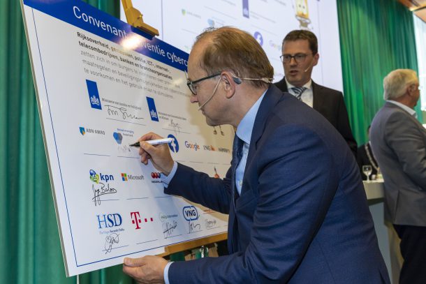 Piet Mallekoote, directeur Betaalvereniging Nederland, ondertekent het convenant ‘Preventie cybercriminaliteit’