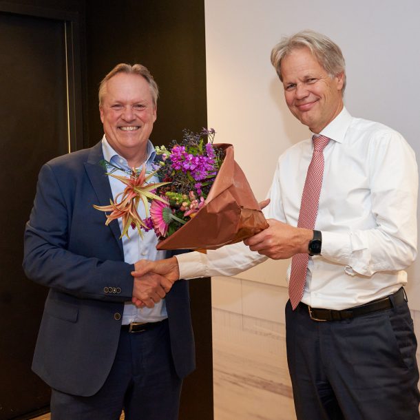 Gijs Boudewijn die gefeliciteerd wordt door Betaalvereniging voorzitter Gottfried Leibbrandt.
