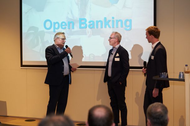 Gijs Boudewijn en Niels Pranger van de Betaalvereniging geven een presentatie over Open Banking.