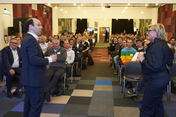 Silvia Mensdorff-Pouilly en Emanuel van Praag spreken voor een volle zaal bij ons open banking event.