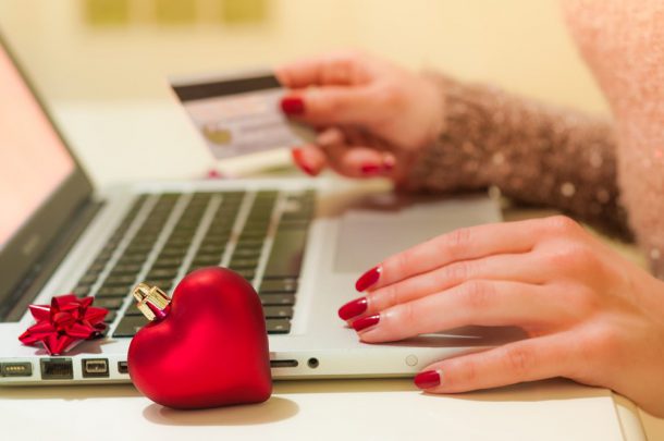 Een debit card betaling die wordt gedaan om een kerstaankoop te bewerkstelligen.