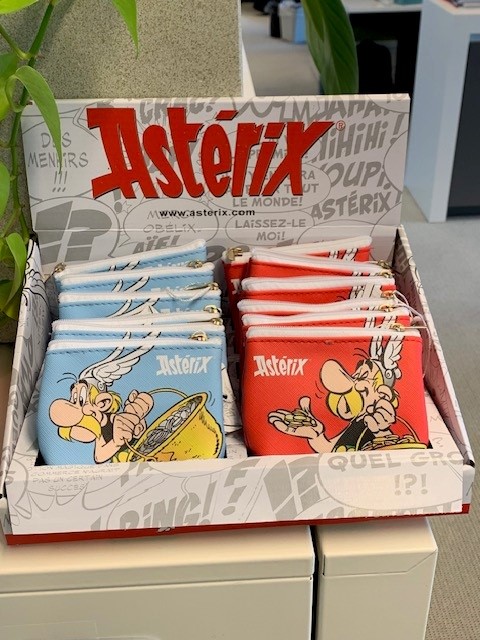 Doos met blauwe en rode Asterix-geldzakjes, ter ere van project Koperen Ketel.