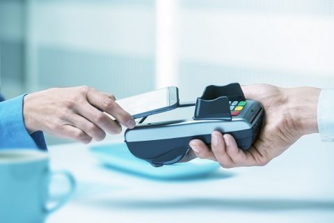Er wordt betaald door middel van een contactloze mobiele pinbetaling.