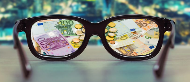 Zonnebril die eurobankbiljetten en -munten weerspiegelt.