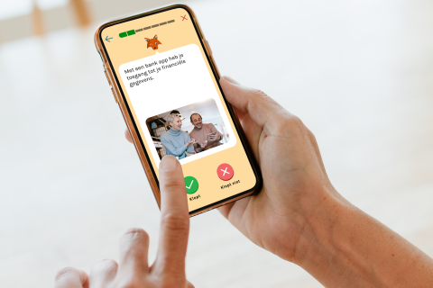 Iemand die de nieuwe oefenapp van Digihandig gebruikt om lerend om te gaan met mobiel bankieren.