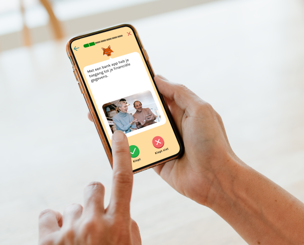 Iemand die de nieuwe oefenapp van Digihandig gebruikt om lerend om te gaan met mobiel bankieren.