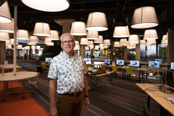 Wim Luijendijk, een gepensioneerd bankier die vrijwillig digistarters helpt in de bibliotheek.