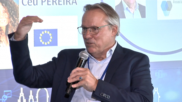 Gijs Boudewijn over soevereiniteit en internationale interoperabiliteit tijdens een conferentie.