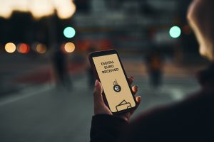Vrolijke dame in schemerige stad ontvangt blinkende digitale euro-notificatie op smartphone.
