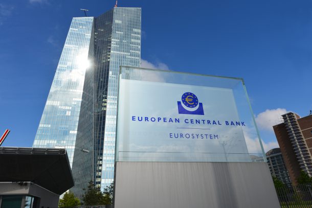Een kantoorpand van de ECB. Voor het gebouw staat een bord met het logo en de tekst 'EUROSYSTEM'.