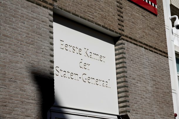 Het bord dat hangt boven de deur van de Eerste Kamer met de uitgehakte tekst "Eerste Kamer der Staten-Generaal".