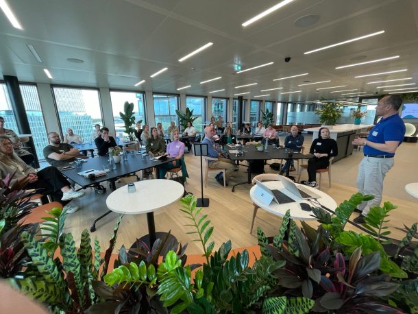 De expertgroep voor digitale toegankelijkheid van webshops, shot genomen vanaf de voorkant.