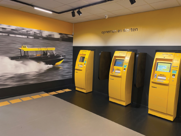 Geldmaatautomaten in een vernieuwde Geldmaatwinkel waar men contant geld kan storten of afnemen.