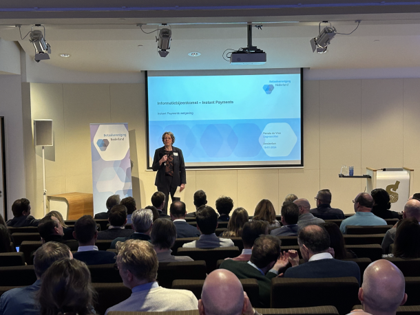 Renate de Vree presenteert bij een informatiebijeenkomst over Instant Payments.