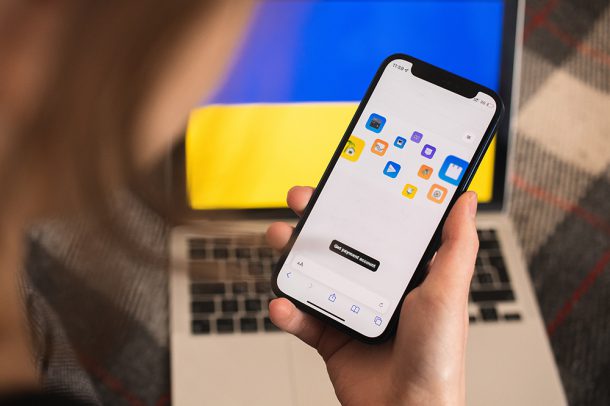Oekraïense vluchteling gebruikt mobiele telefoon om te internetbankieren.