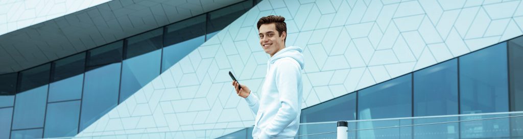 Jongen met smartphone