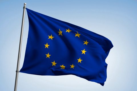 Wapperende vlag van de EU in de wind.