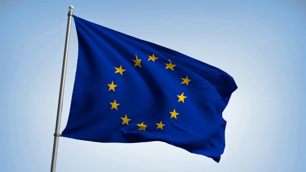 Wapperende vlag van de EU in de wind.
