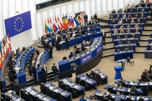 Overzicht van een parlementaire sessie in het Europees Parlement.