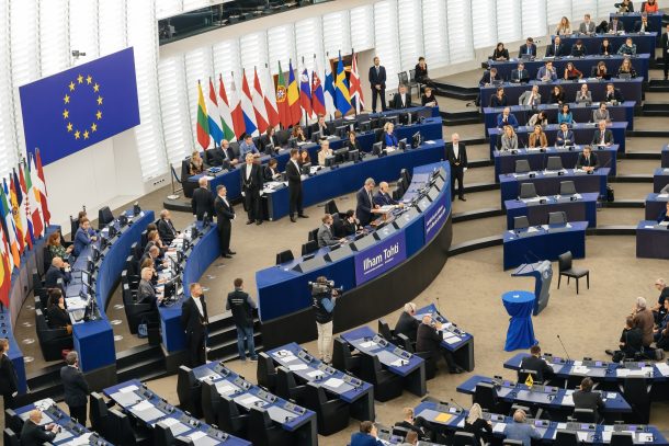 Overzicht van een parlementaire sessie in het Europees Parlement.