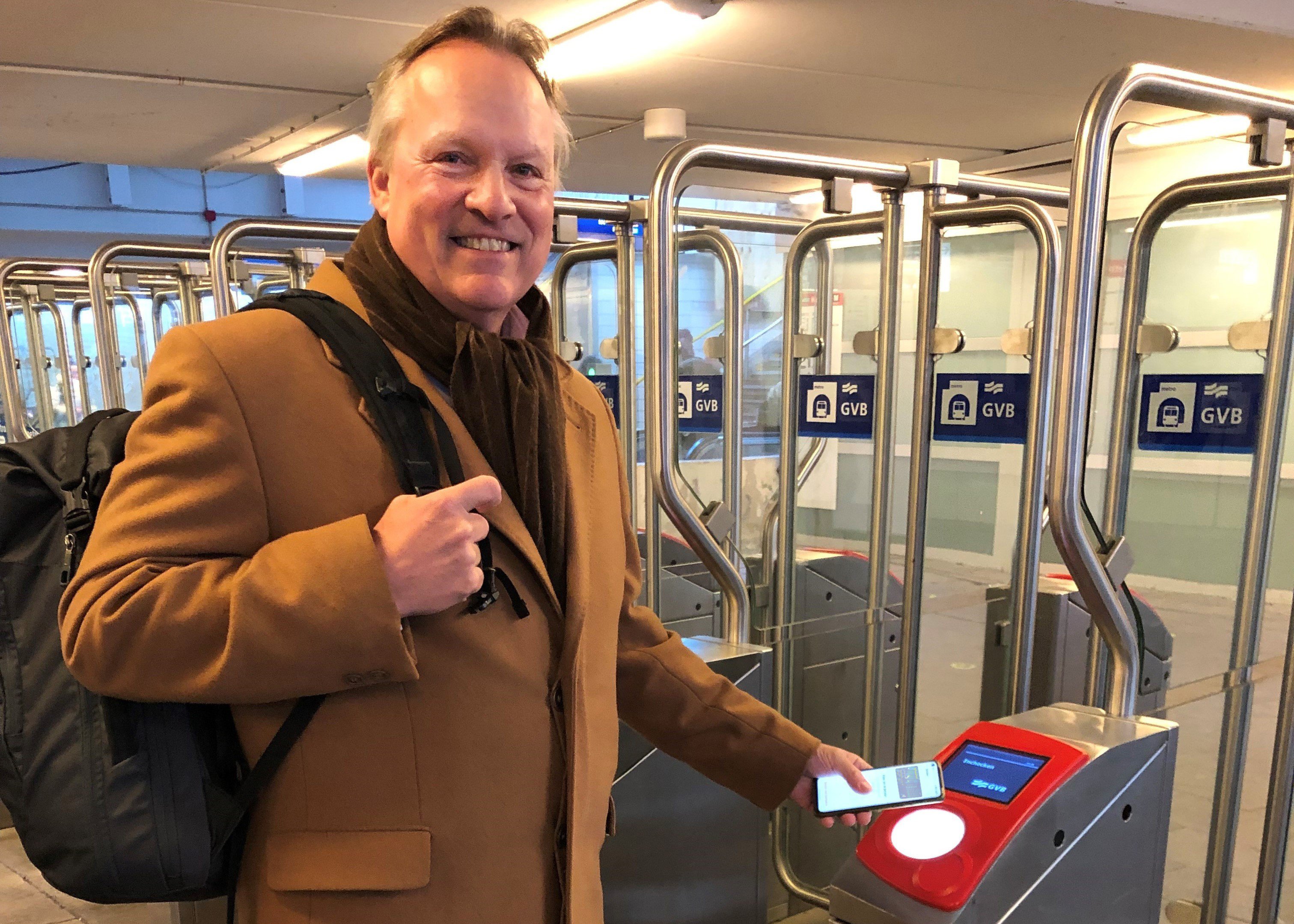 Gijs Boudewijn doet de vijf miljardste pintransactie van 2022 door in te checken bij de GVB.