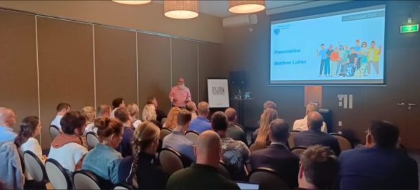 Matthew Luken houdt een presentatie over toegankelijkheidseisen bij digitale diensten van US Bank.
