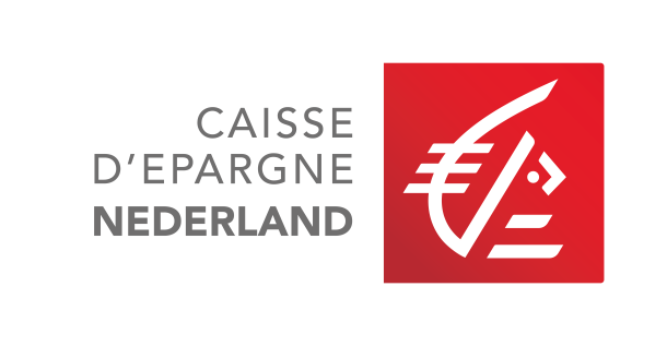 Logo van Caisse D'epargne Nederland met aan de rechterkant een rood vlak met stylistisch symbool.