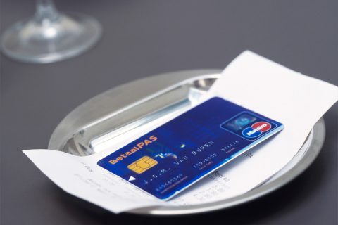 Foto: Betaalpas op tafel