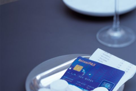 Foto: Betaalpas op tafel