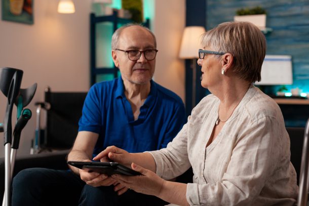Digistarter wordt thuis geholpen met haar bankzaken.