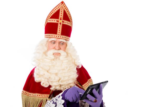 Sinterklaas is online aan het shoppen bij een webwinkel.